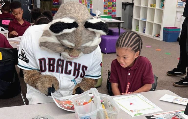 Arizona Diamondbacks mascot with student